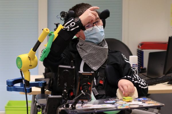 Pierre testing the arm robotic support AT1X