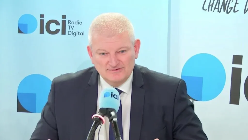 Olivier Faroni prenant la parole à Radio France