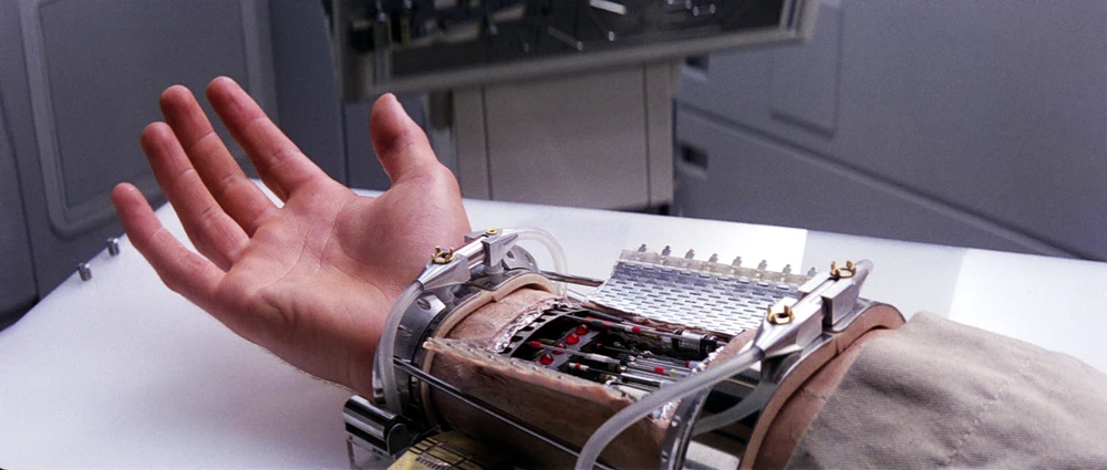 La L-hand 980 était un modèle de main prothétique fabriqué par Antilles BioGen (ABG). Ce modèle a été utilisé par le droïde médical 2-1B pour remplacer la main de Luke Skywalker, perdue sur Bespin lors de son combat contre Dark Vador dans l’épisode V de Star Wars.