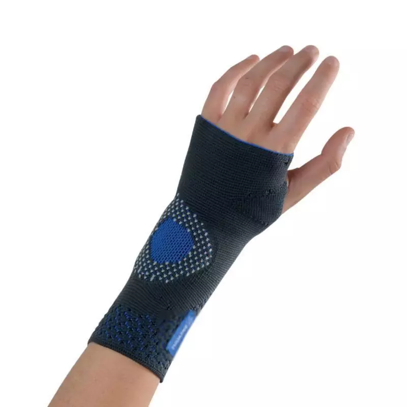 Main avec une attelle bleue et noire.